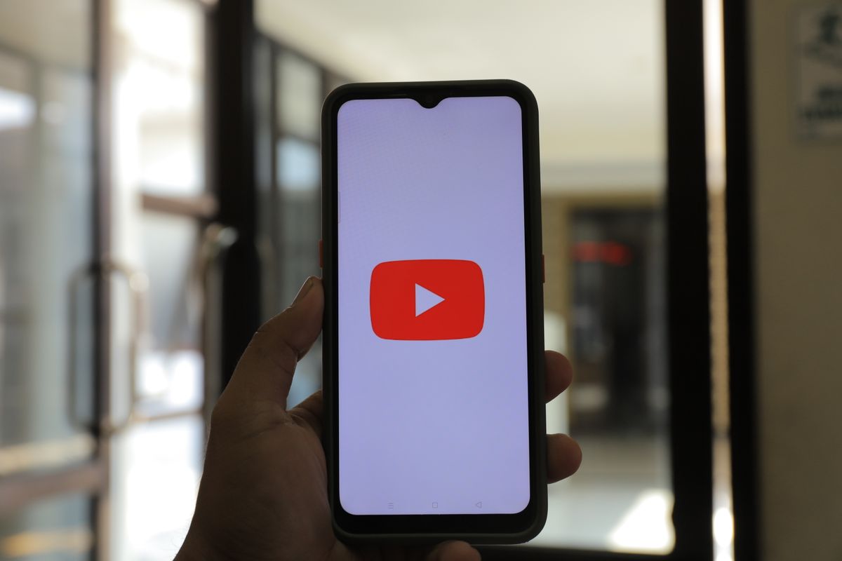 تطبيق يوتيوب على شاشة الهاتف